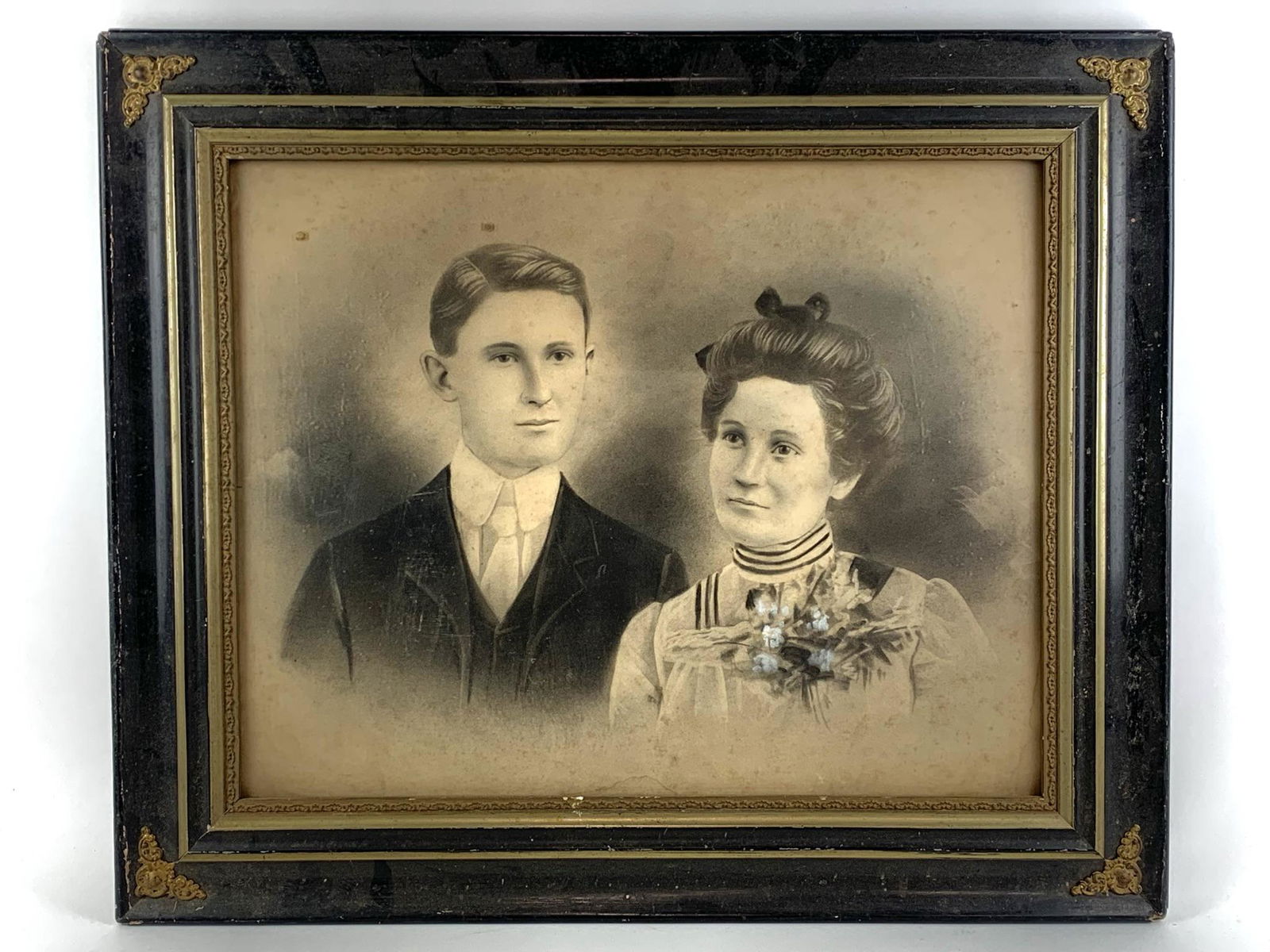 Antique Victorian Family Photo with Frame (1 of 7)