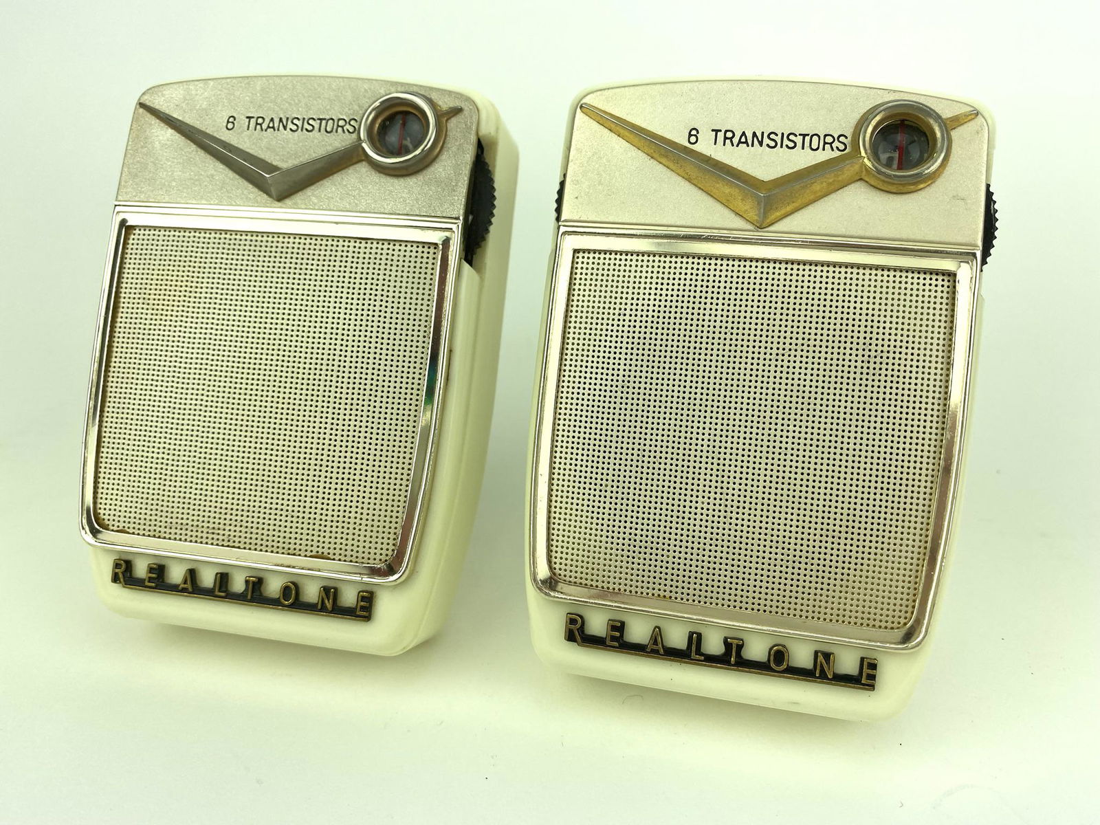 Pair of Vintage Realtone TR-8611 Transistor Radios (1 of 7)