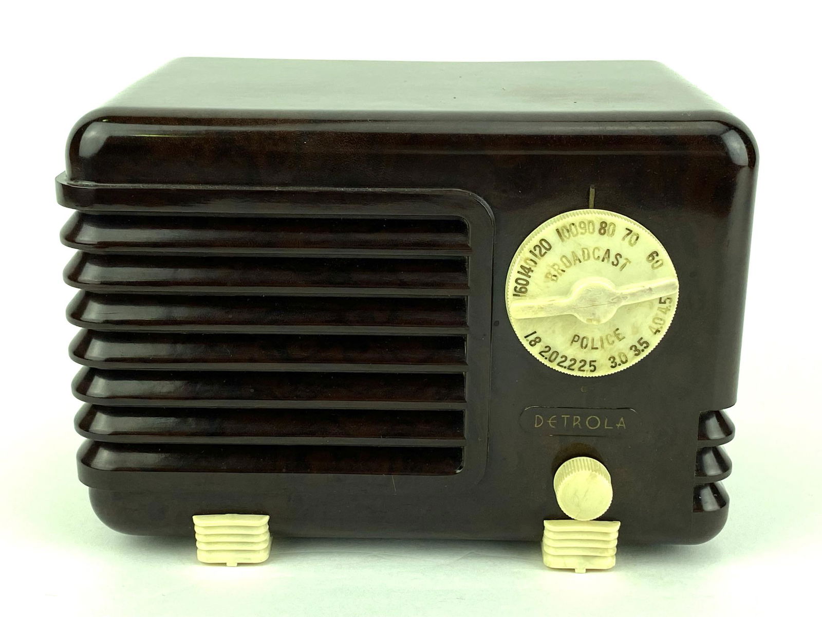Detrola Pee Wee Model 218 Bakelite Tube Radio (1 of 10)