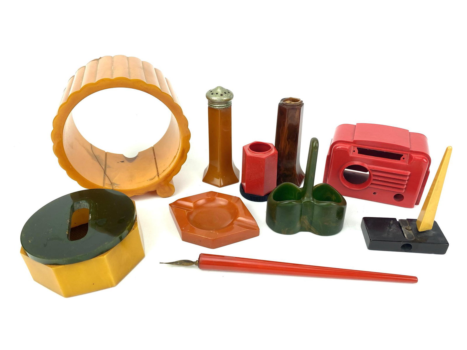 Art Deco Bakelite Parts and Pieces: Group of broken and chipped or missing parts Bakelite pieces in various colors. Measurements range from 2" to 4 1/2"