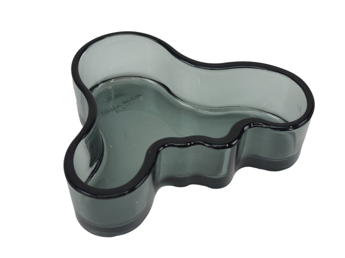 Alvar Aalto Iittalia Modern Glass Bowl Dish: Vintage smoke glass modernist bowl designed by Alvar Aalto for Iitallia. Measures 1 1/2" x 3" x 4"