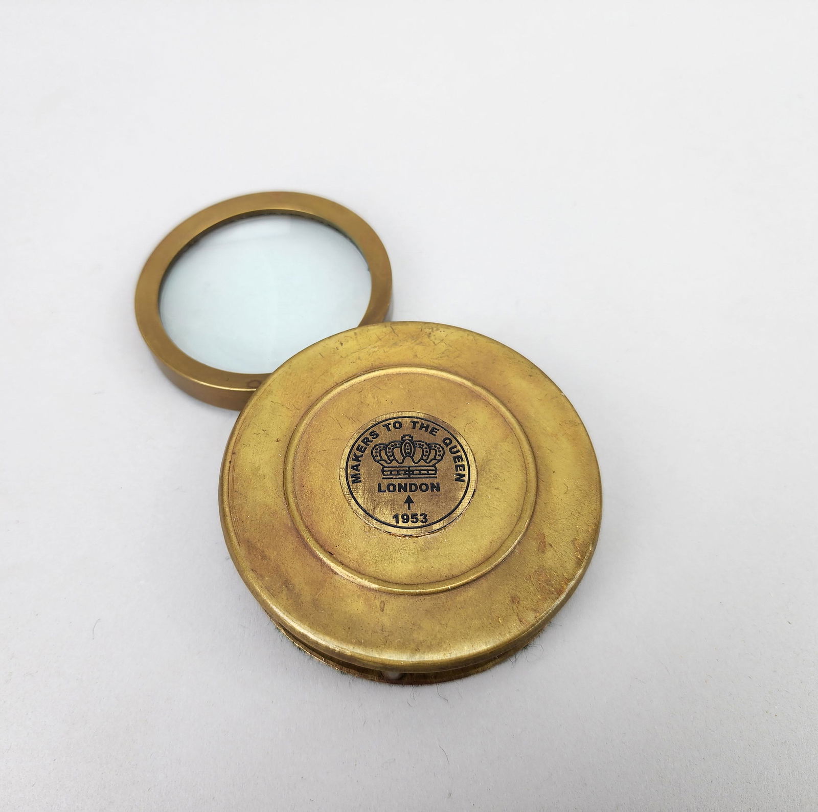 Makers to the Queen English Brass Compact Magnifying Glass (1 of 4)