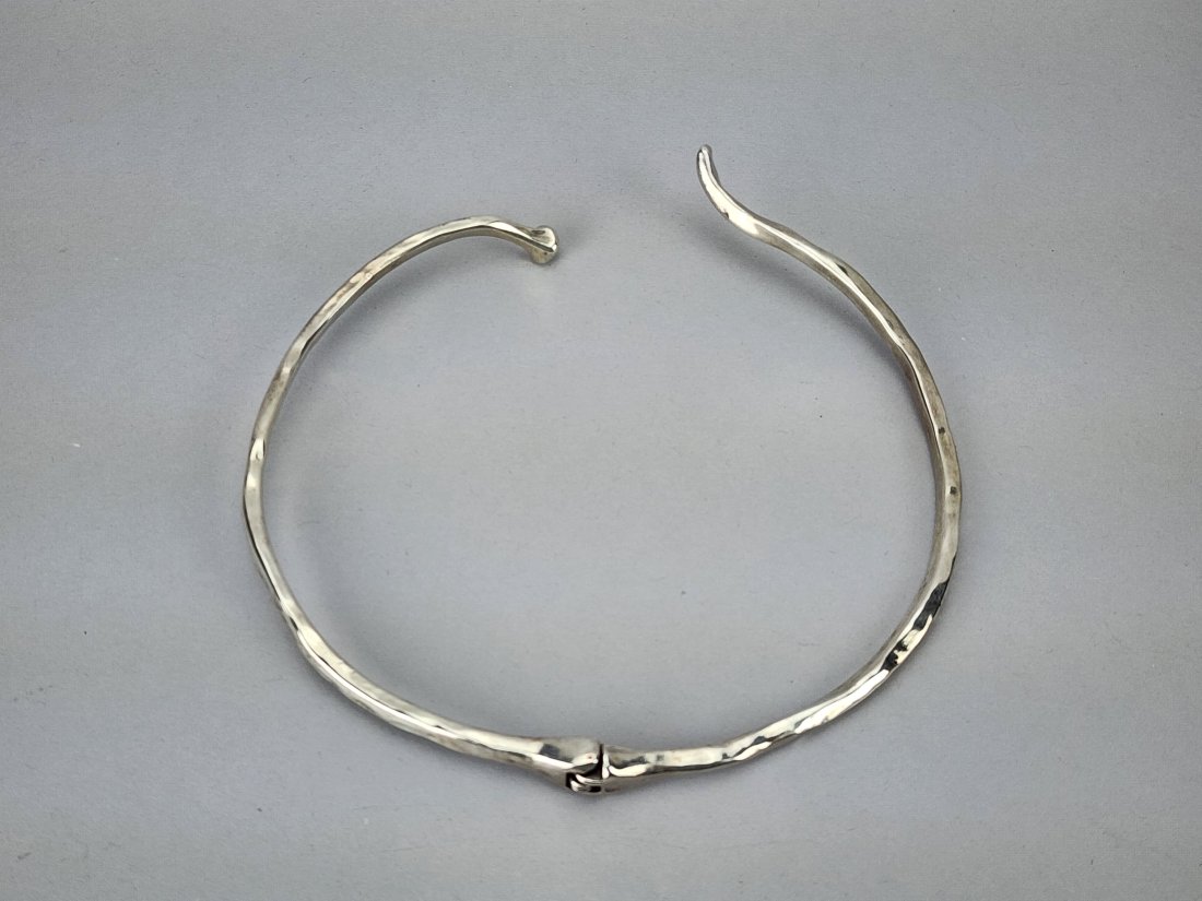 Vintage Uno Da 50 Spanish Metal Necklace: Vintage Spanish Modern choker necklace in metal by Uno da 50. Stamped on backside. Measures 5 1/8" x 5" with hinged center.