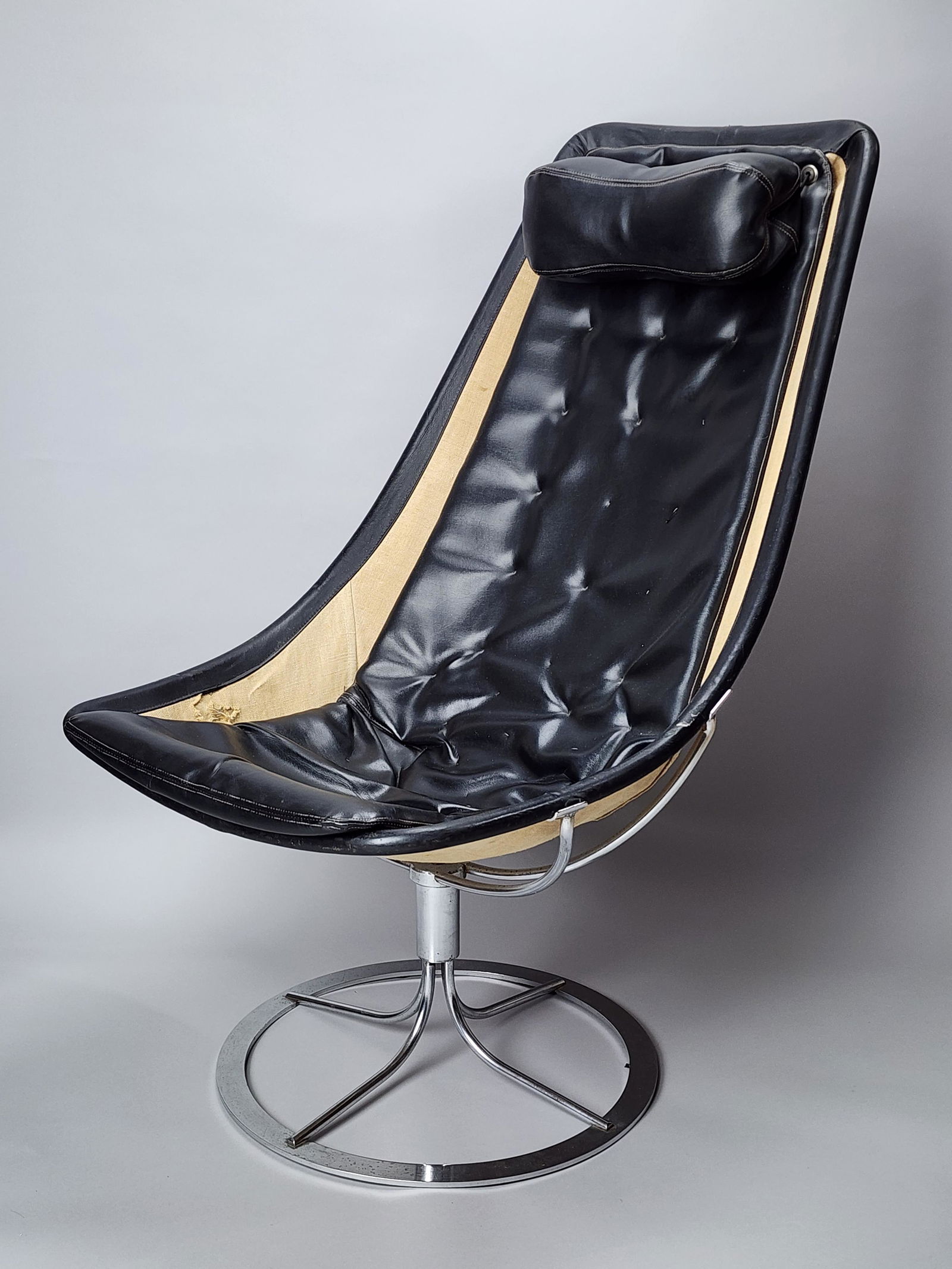 Vintage Bruno Mathsson "Jetson" Lounge Chair for Dux: Vintage Bruno Mathsson for Dux "Jetson" high back lounge chair in black vinyl and canvas on chrome base. Measures 38 1/2" x 22 1/2" x 32" total with a seat height of 16", seat depth 17" and back heigh