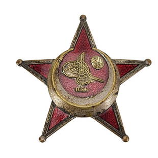 WWI German Ottoman Turkey Gallipoli Star Enamel Badge Medal: 1915 Harp Madalyasi War Medal (WWI) awarded by the Sultan of Turkey as a medal of military merit. Ball finial pointed star with raised brass or bronze edge with ruby red enamel. The center bares the T