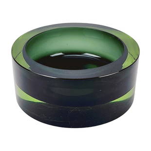 Mario Pinzoni for Seguso Italian Art Glass Bowl: Mid century modern Italian art glass bowl in dark green by Mario Pinzoni for Seguso. Measures 3" x 7" diameter.