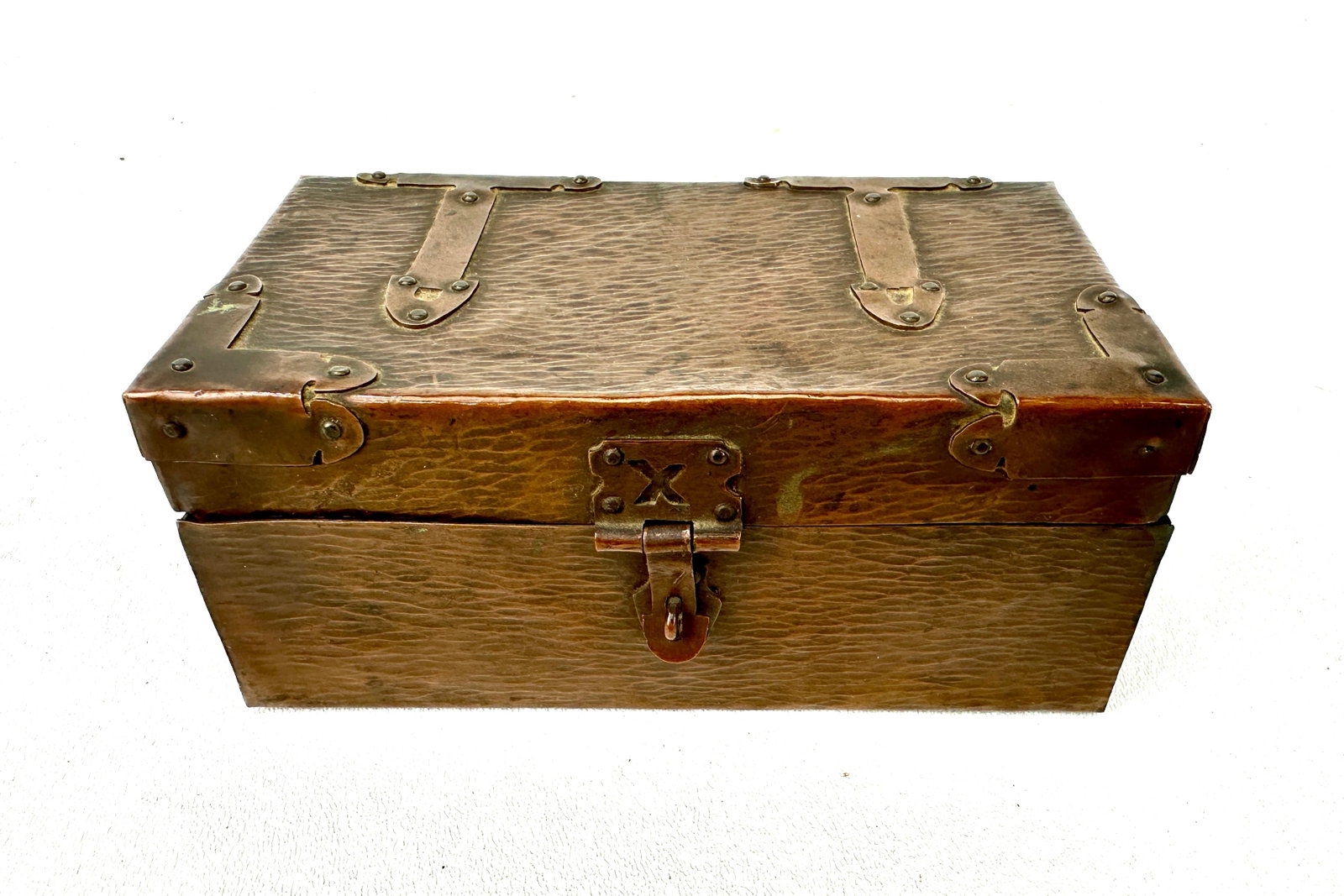 C.1910 Arts & Crafts Hammered Copper Box: Finely detailed early 1900/s hand hammered copper box ,unsigned. nicely detailed with strap hinges and applied hardware. measures 6"w x 2 5/8"t x 3.5"d