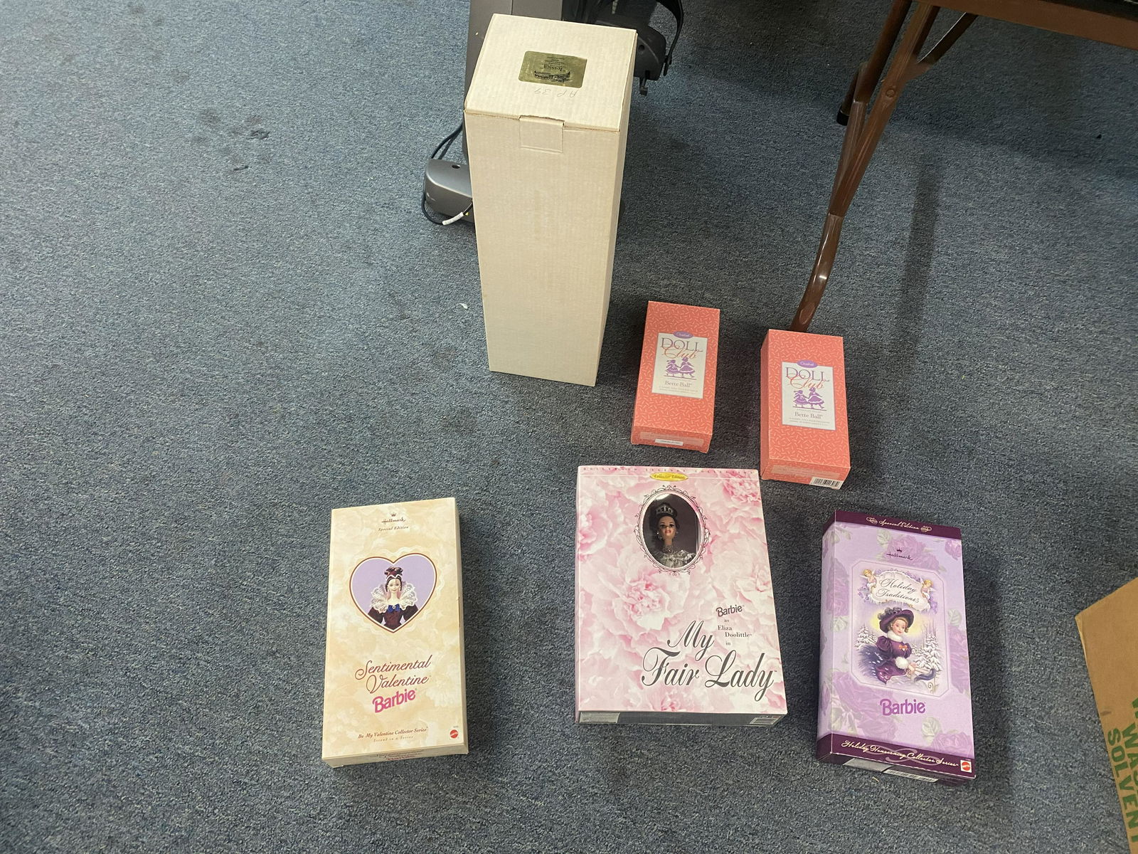 6 Dolls: Mix of porcelain and Barbie dolls