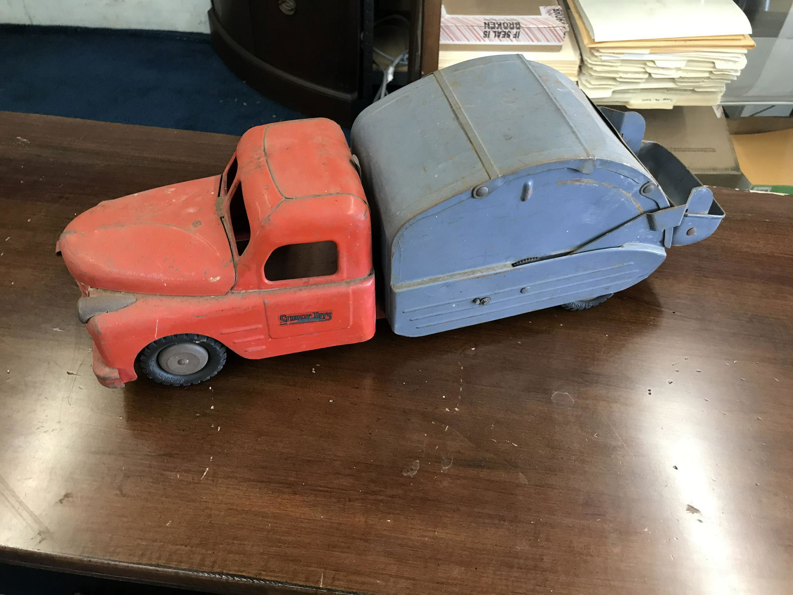 Structo Pressed Steel Truck (1 of 2)