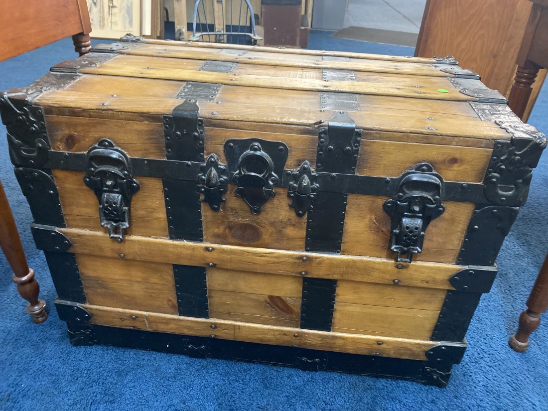 Antique Oak Flat Top trunk (1 of 3)