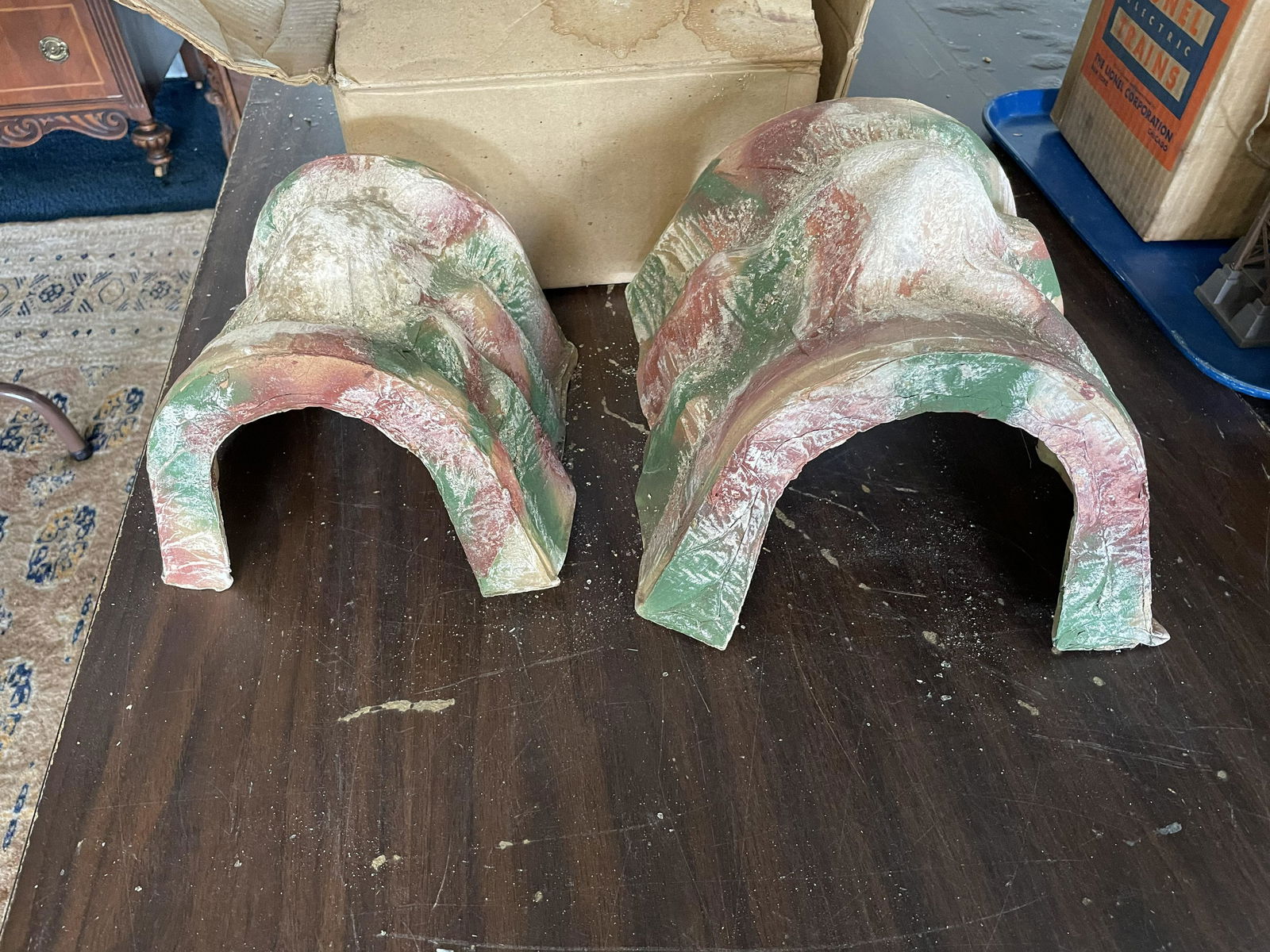 Lionel Track & Tunnels: Assorted track & two tunnels. Comes with original box.