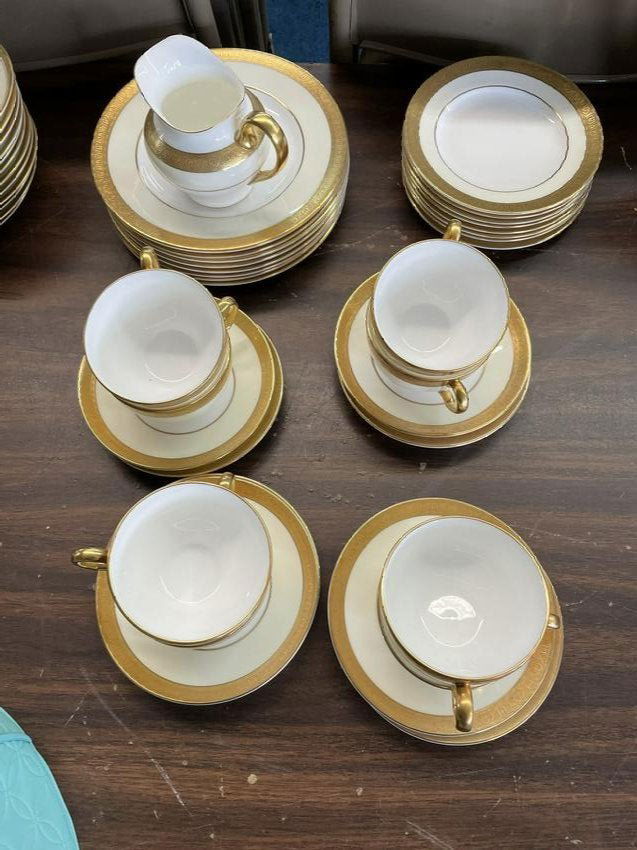32 Pieces Minton Buckingham China (1 of 4)