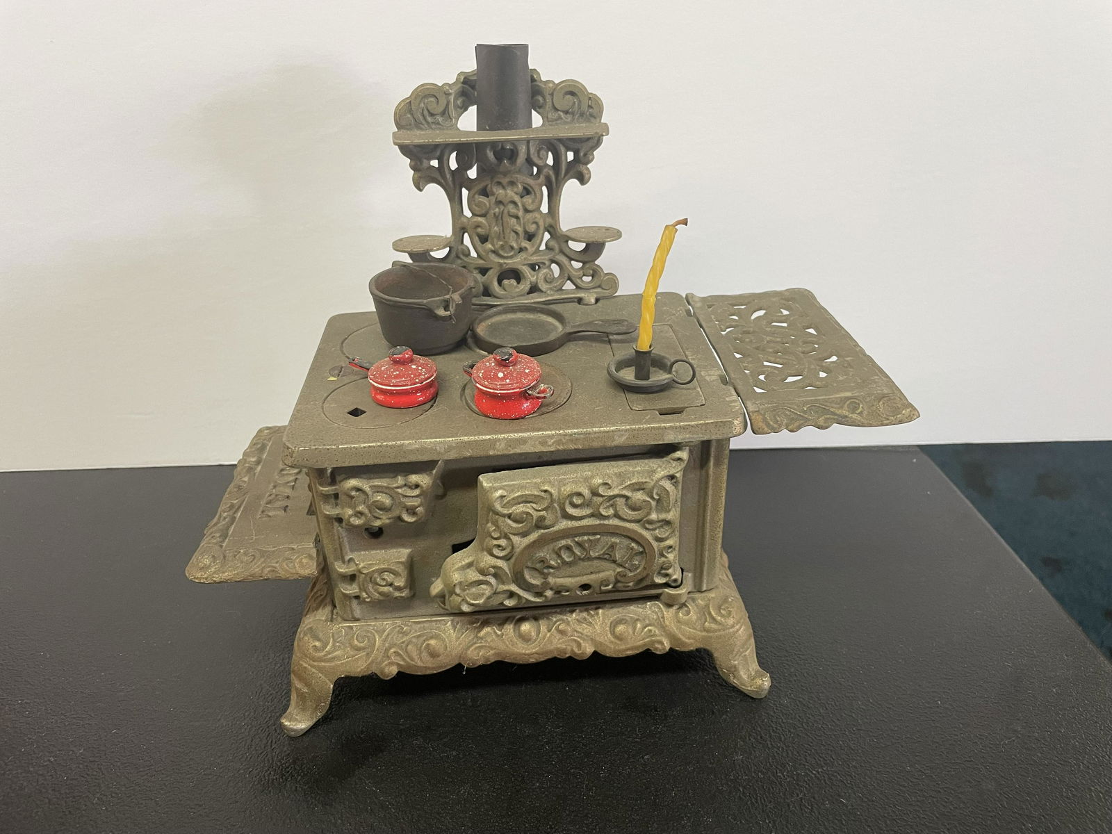 Royal Brand Cast Iron Stove (1 of 2)