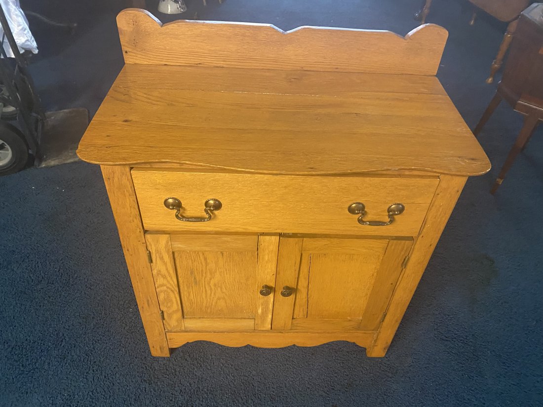 Antique Oak Washstand: Measures 31'H X 29"W X 16"D