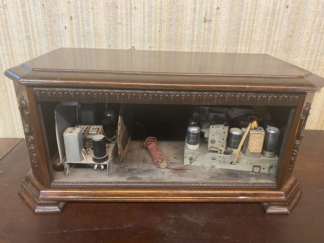 Antique Philco. Tube Radio (1 of 9)