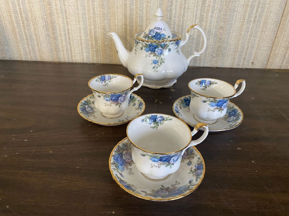 Royal Albert Tea Pot With Cups & Saucers (1 of 4)