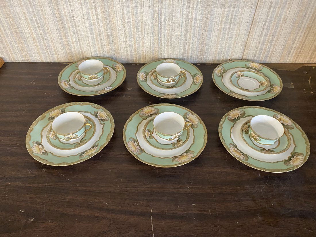 Seventeen Piece Haviland Limoges Luncheon Set (1 of 4)
