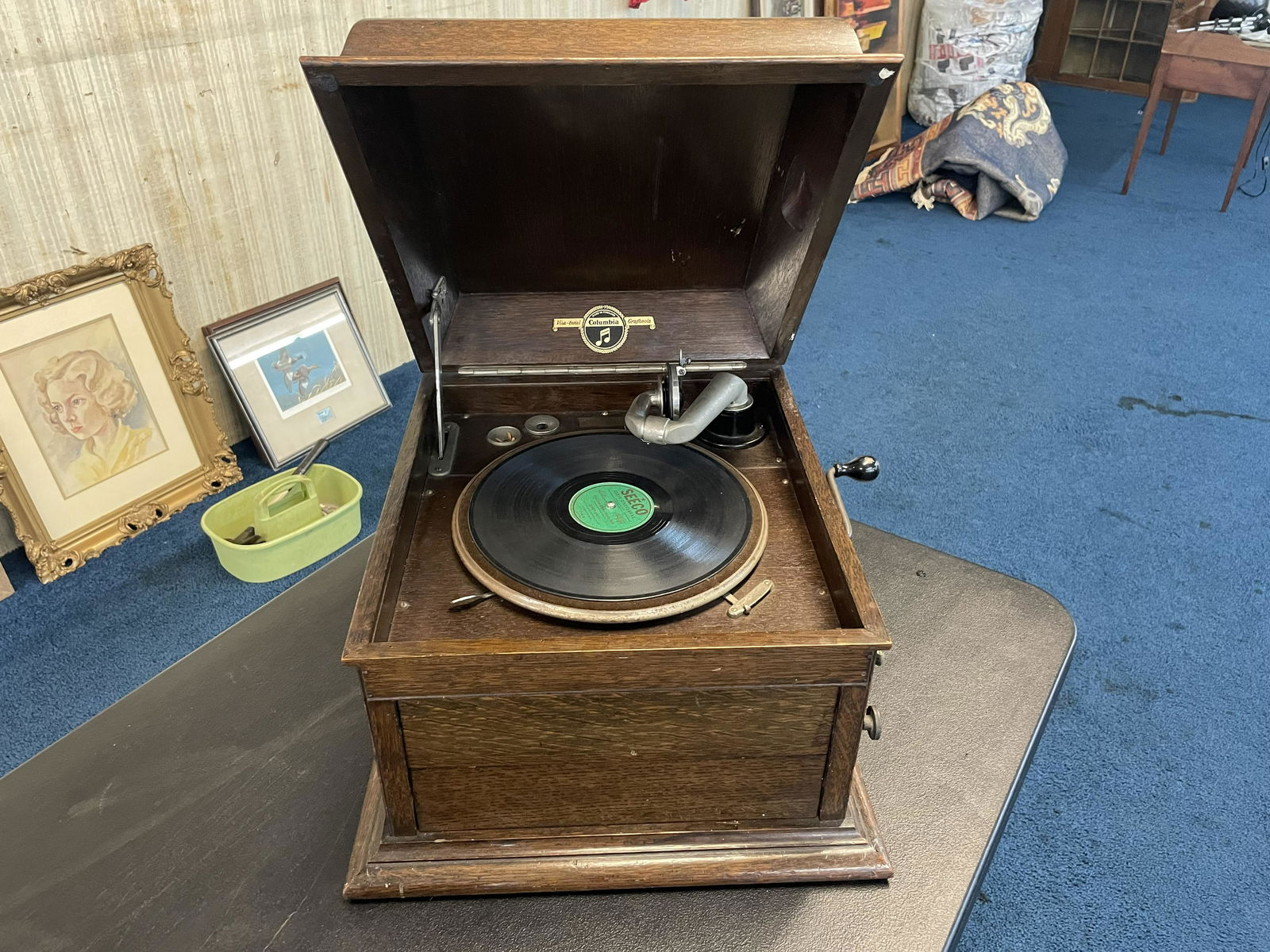 Columbia Viva-tonal Grafonola: No. 117a, includes a record and crank. 15"x19"x12".