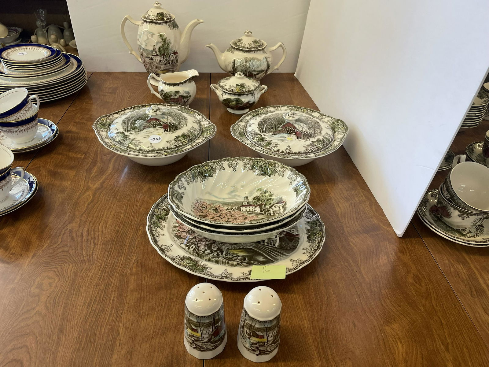 11 Pieces Johnson Brothers Friendly Village (1 of 5)