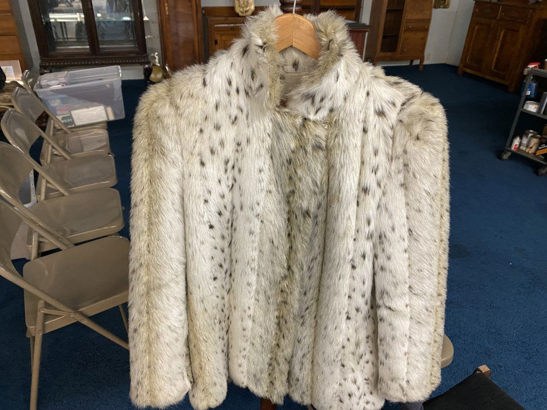 Ladies Fur Coat: Measures 34" X 20". Guessing it's a large or medium