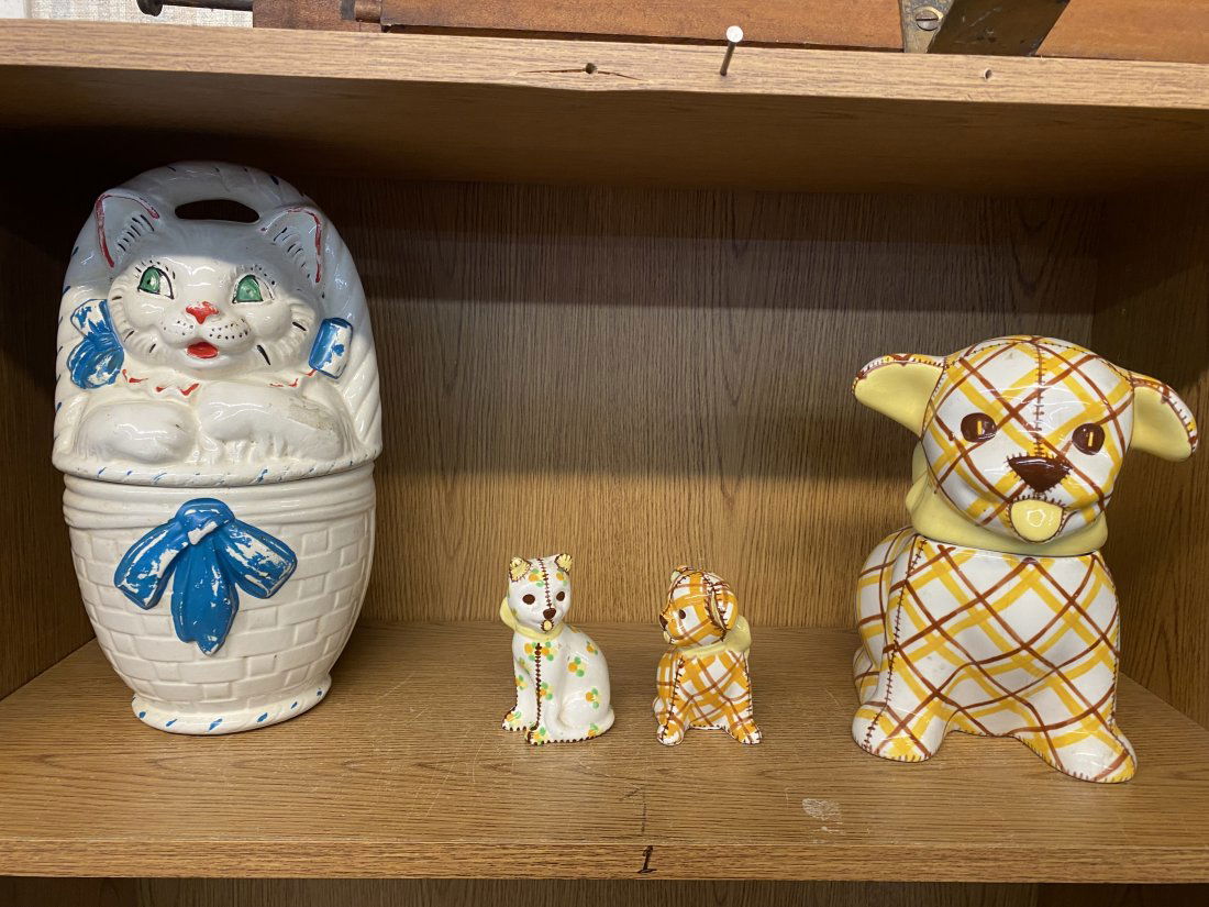 2 Vintage Cookie Jars & Salt & Pepper (1 of 5)