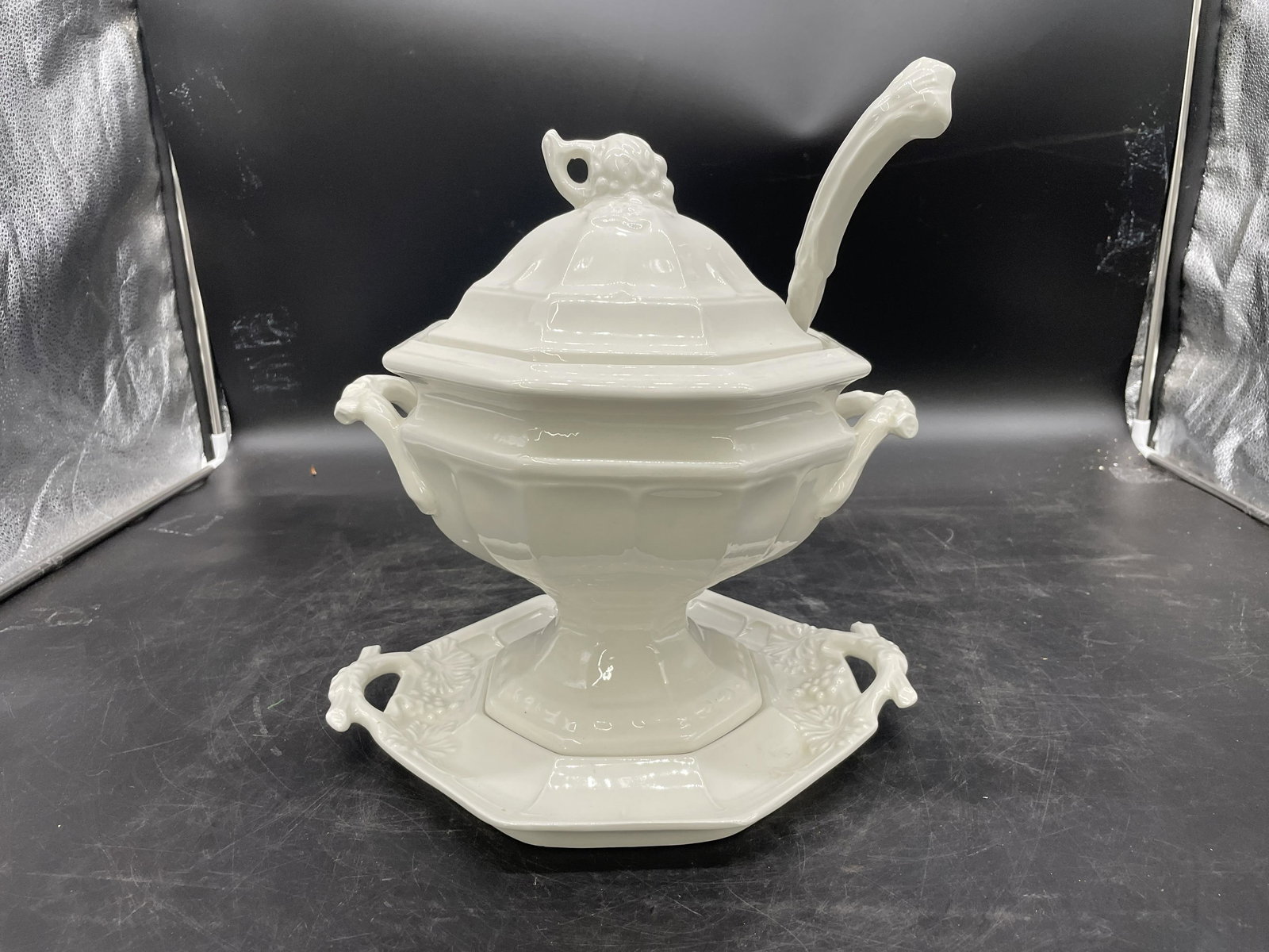 Red Cliff Ironstone Tureen (1 of 3)