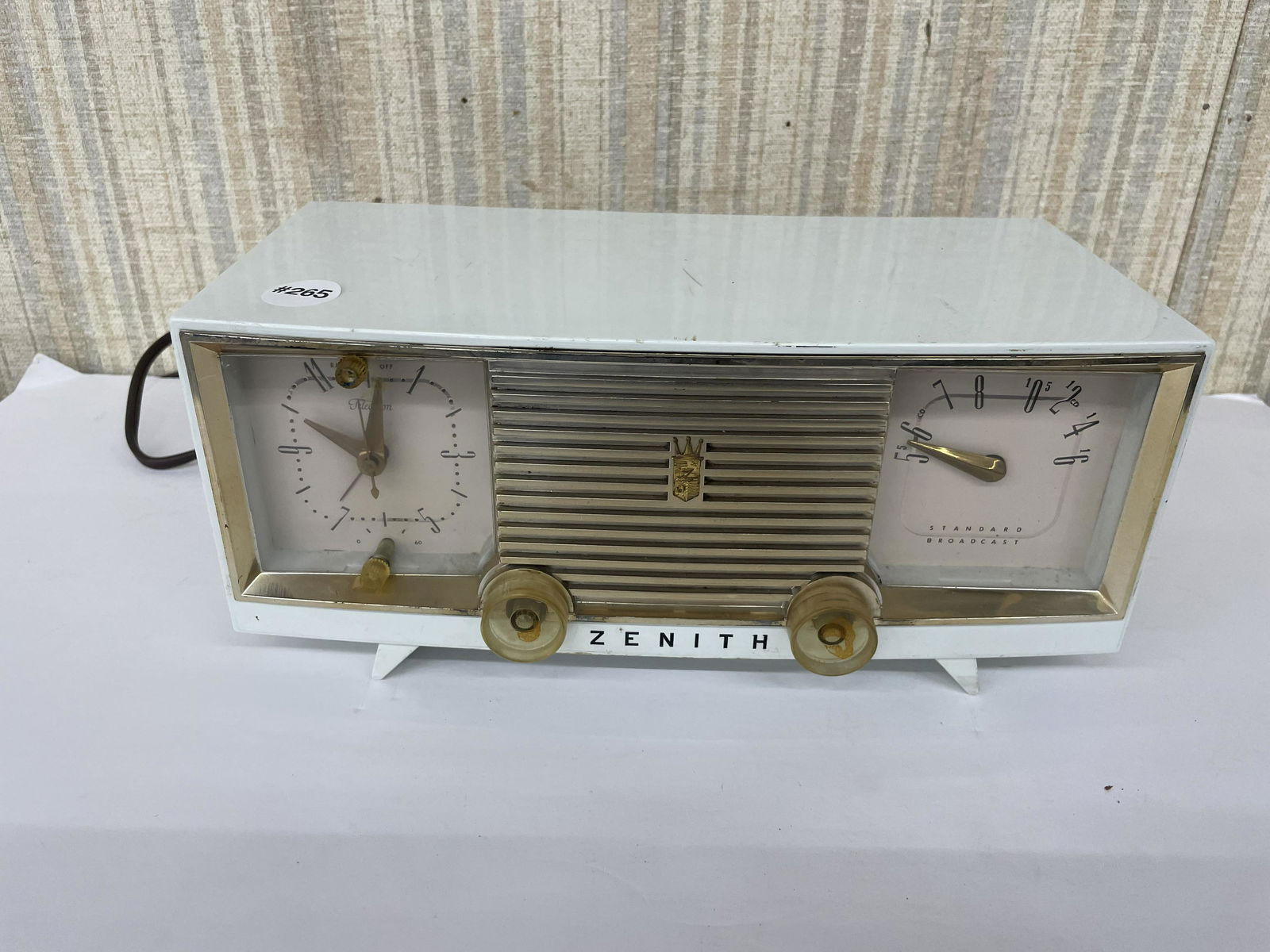 Vintage Zenith Radio (1 of 3)