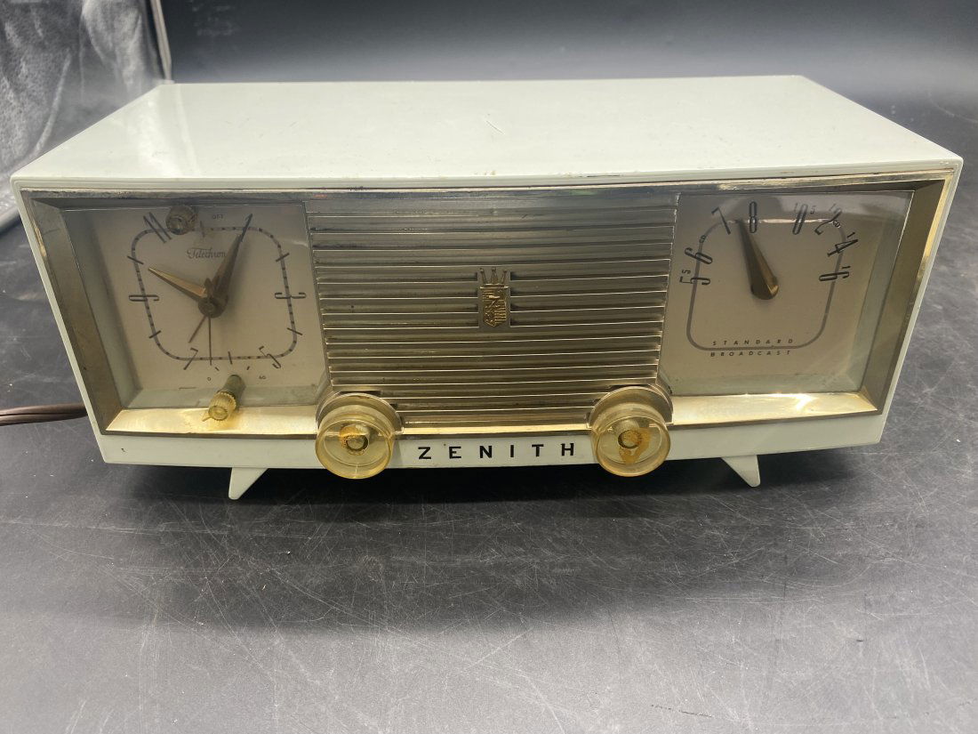 Vintage Zenith Tube Radio: 6"x13"x7",