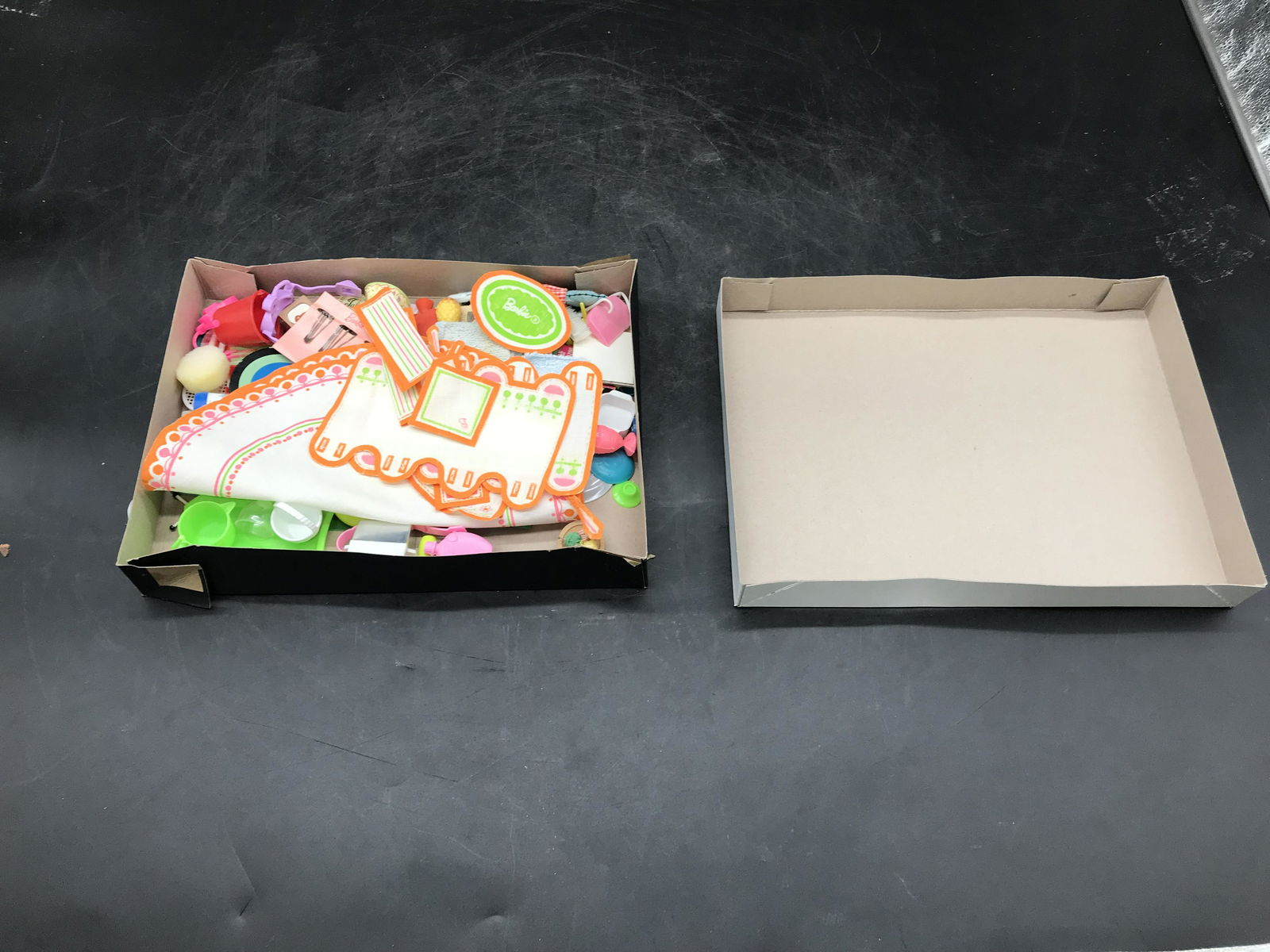 Lot Of Barbie Kitchen Accessoeries (1 of 3)