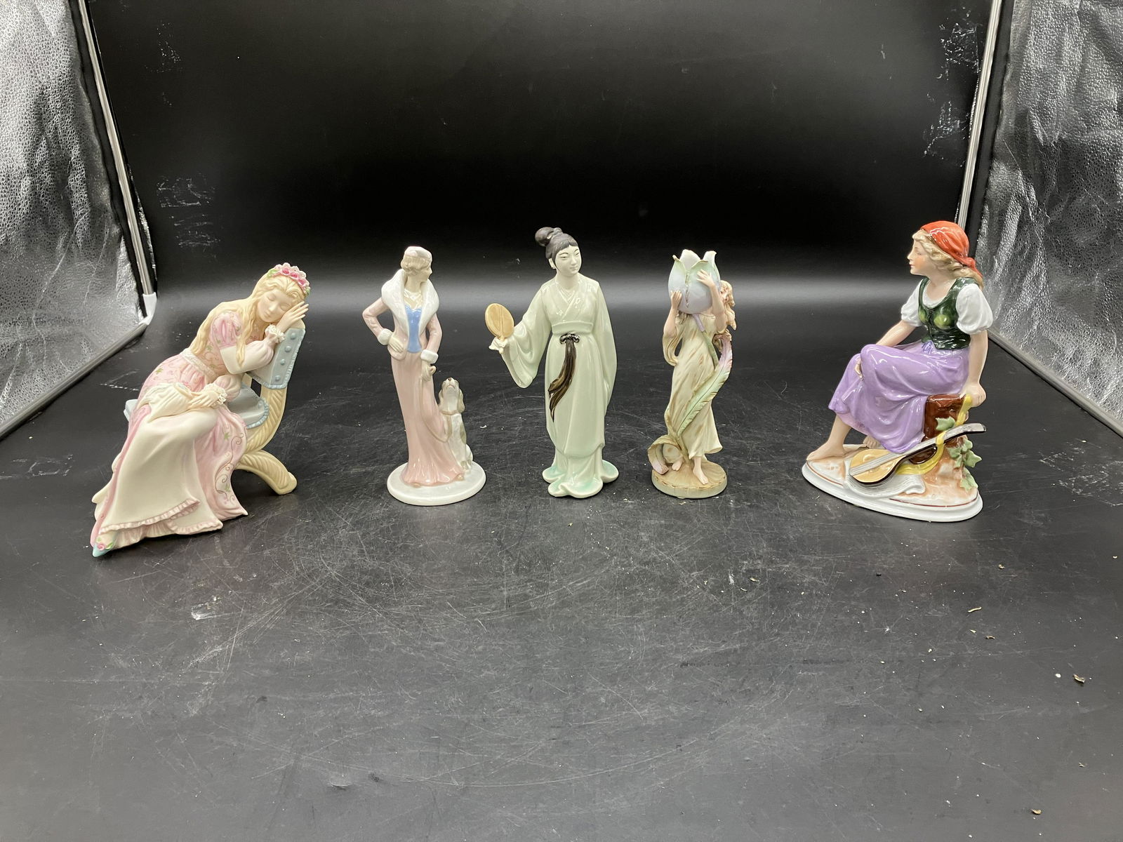 Lot of Porcelain Figurines (1 of 5)