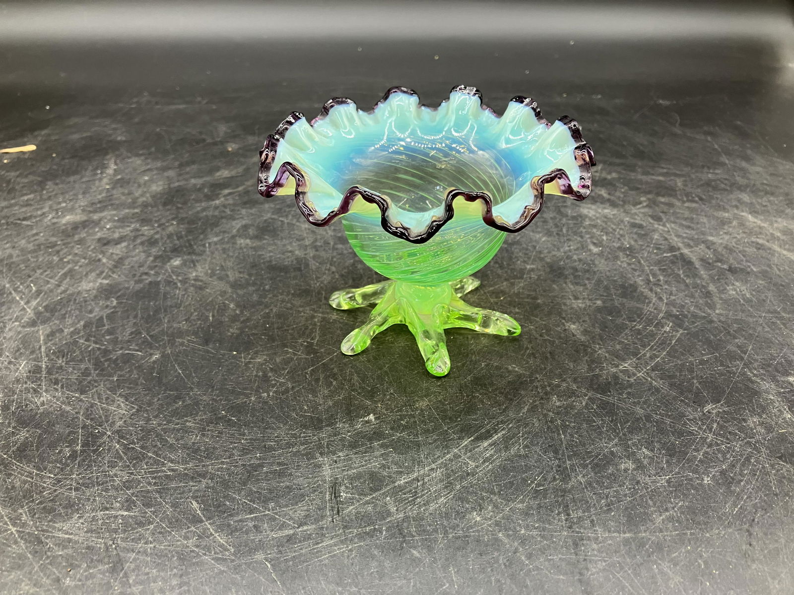 Art Glas Swirl Footed Vase (1 of 4)