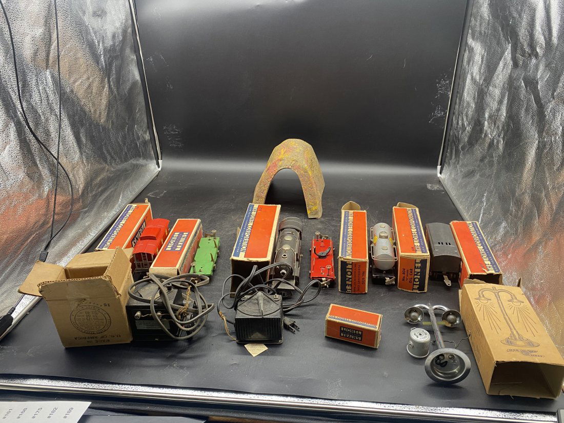 Pre War Lionel Train O Gauge  with Accessories in Original Boxes (1 of 13)