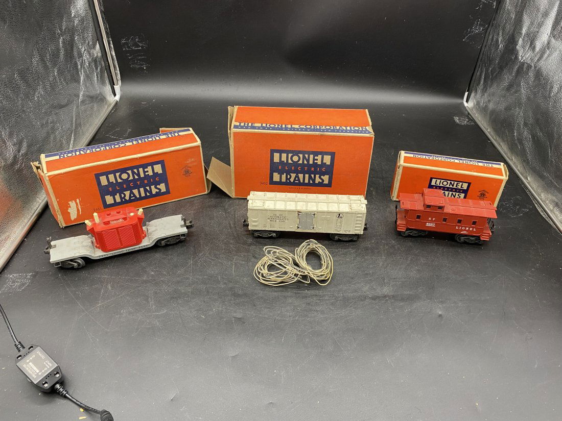 Three Vintage Lionel Train Cars (1 of 8)