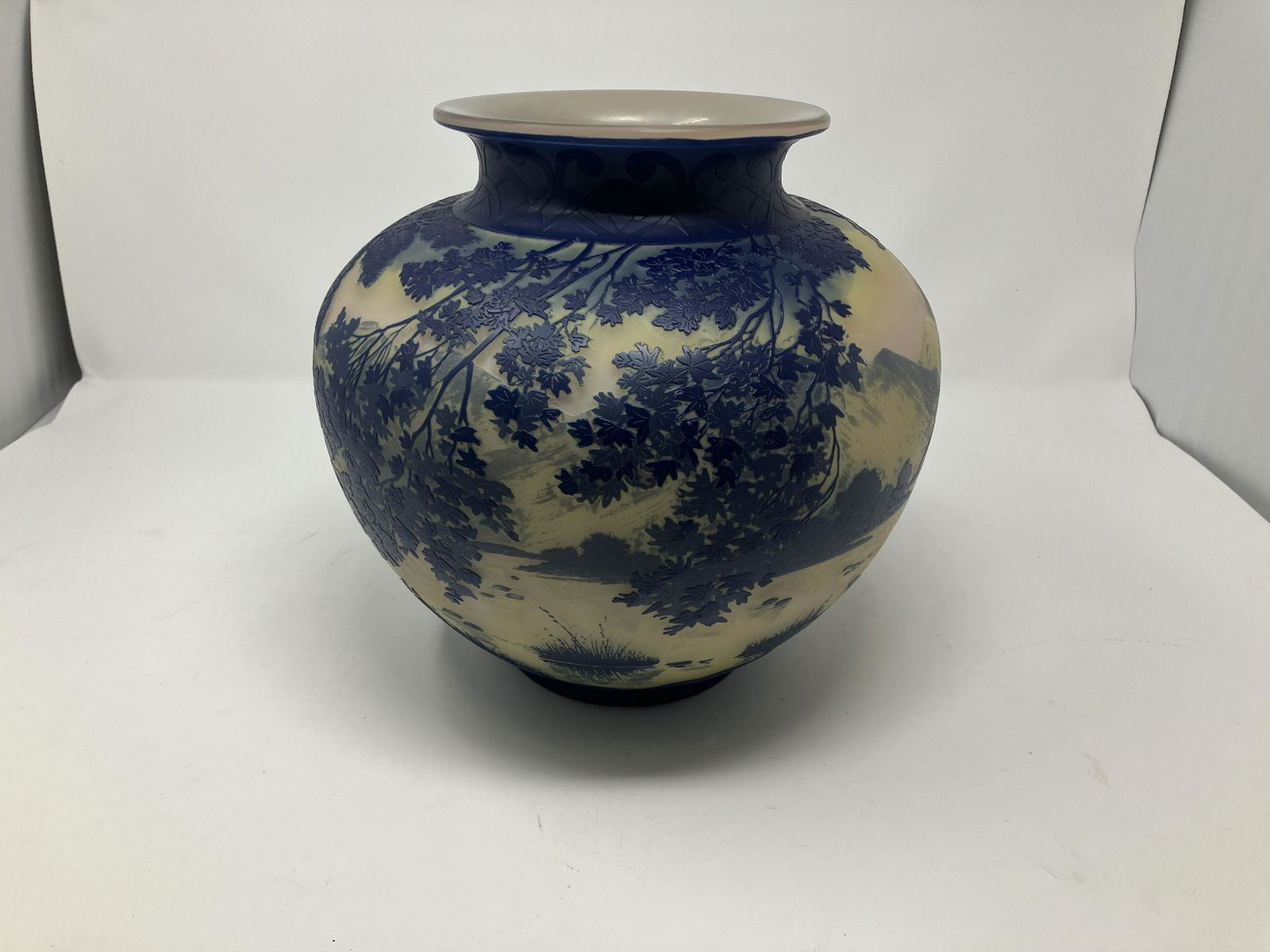 A De Vez Cameo Vase (1 of 8)