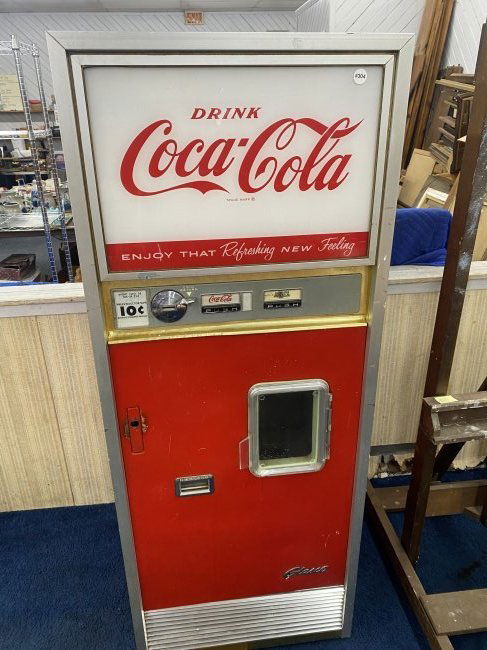 Vintage Ten Cents Coca Cola Soda Machine (1 of 12)