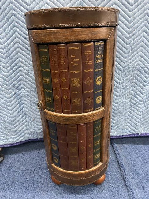 Decorative Globe Cabinet (1 of 5)