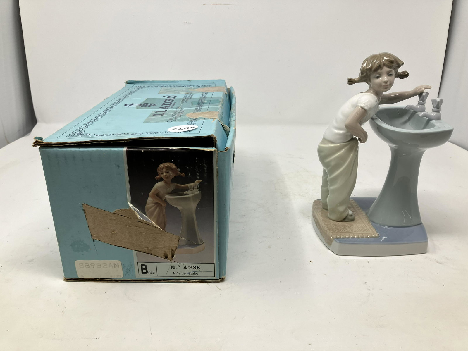 Lladro "Sink Girl": has ob, 7.5"H.