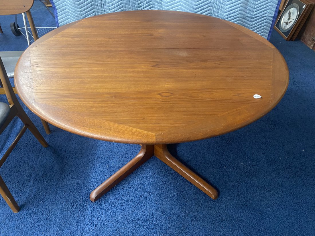 Mid Century Modern Dining Table: 28"x45", has two leaves.