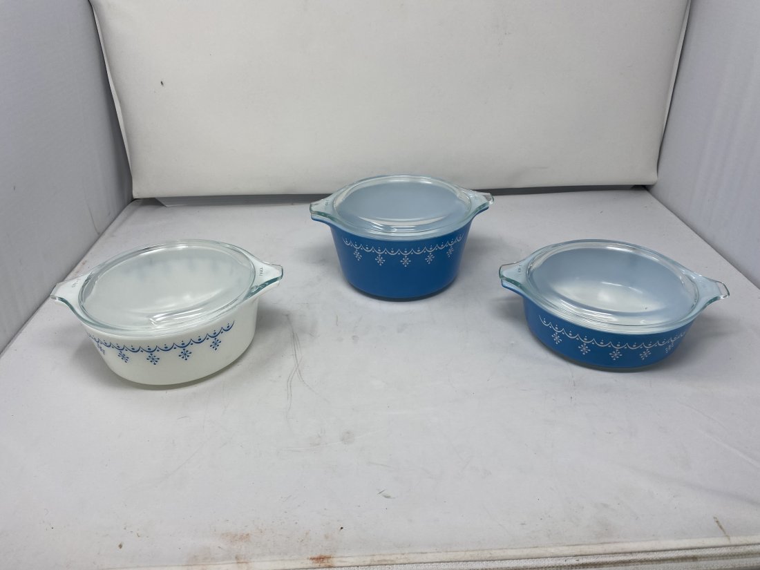 Set of Three Pyrex Bowls: snow flake pattern, all with original lids, largest is 4"x8"