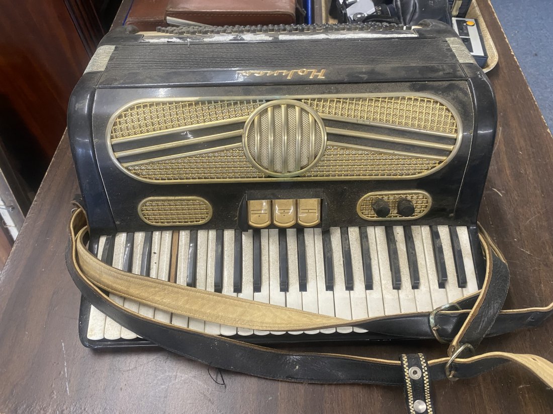 Horner Accordion: 17.5" W.