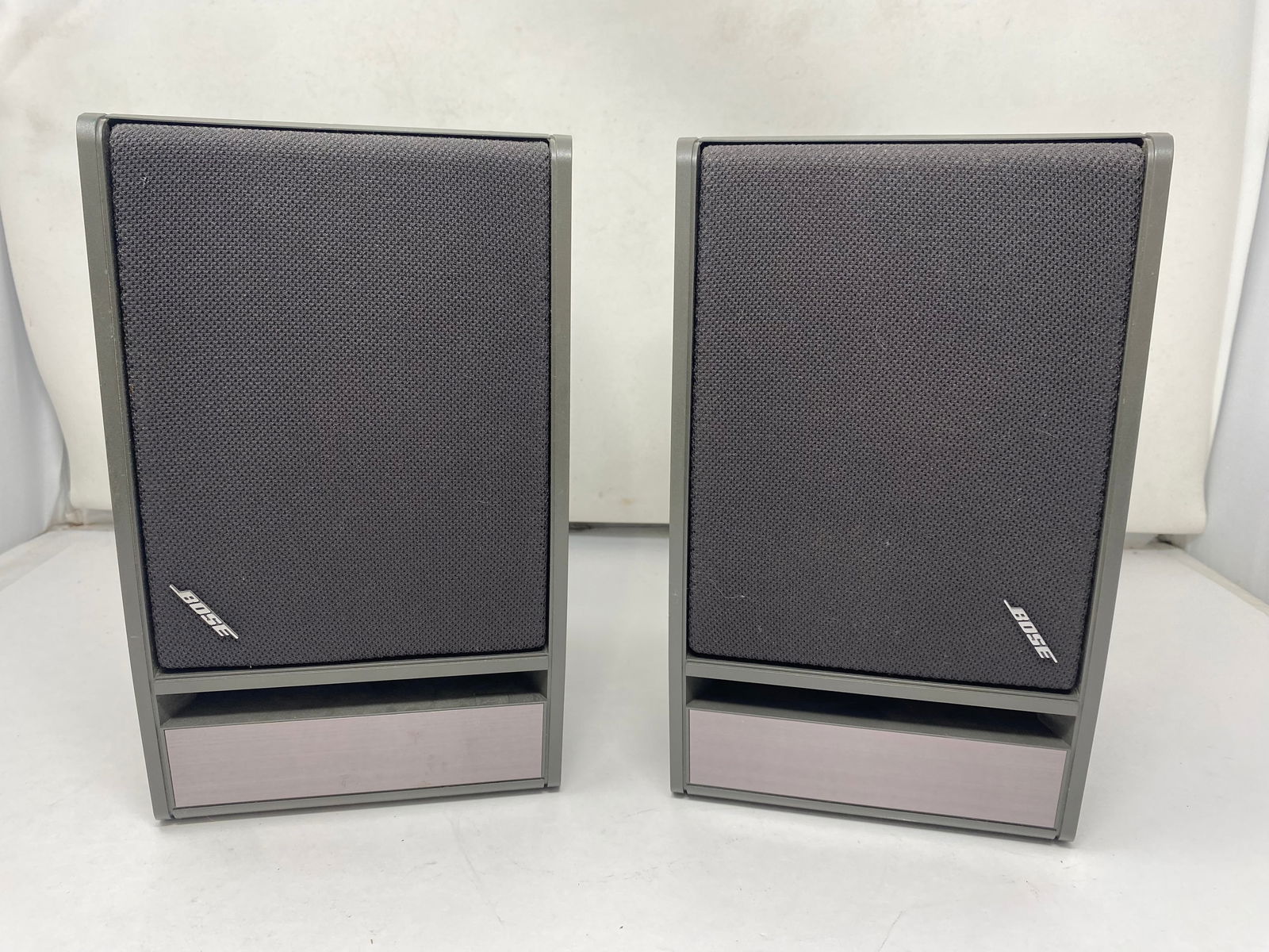 Pair of Bose 141 Speakers (1 of 4)
