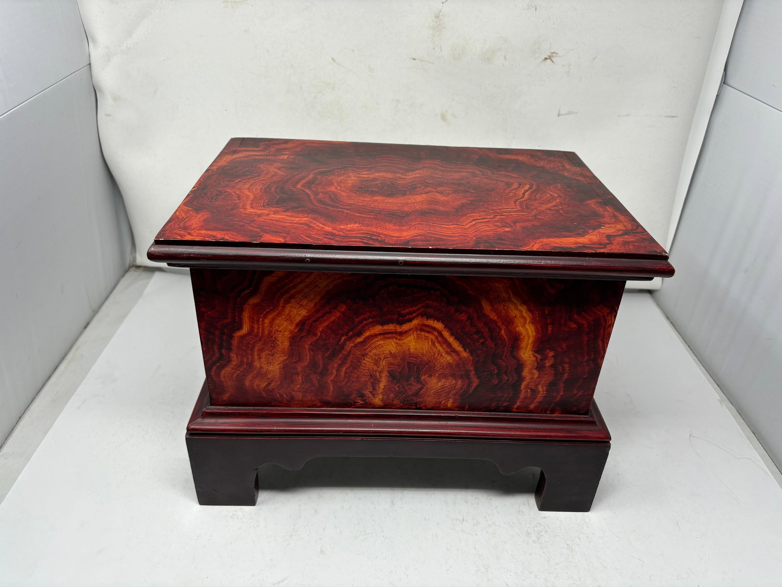 Sponge Decorated Blanket Chest (1 of 3)