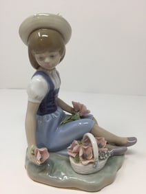 Lladro Girl w/Flowers
