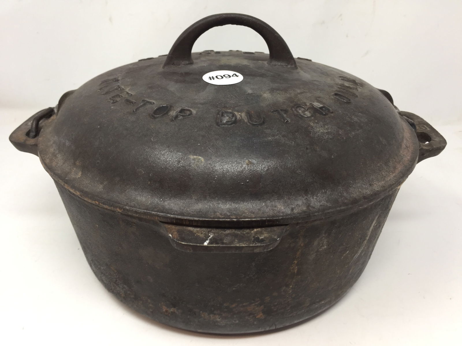 Griswold  #8 Dutch Oven (1 of 7)