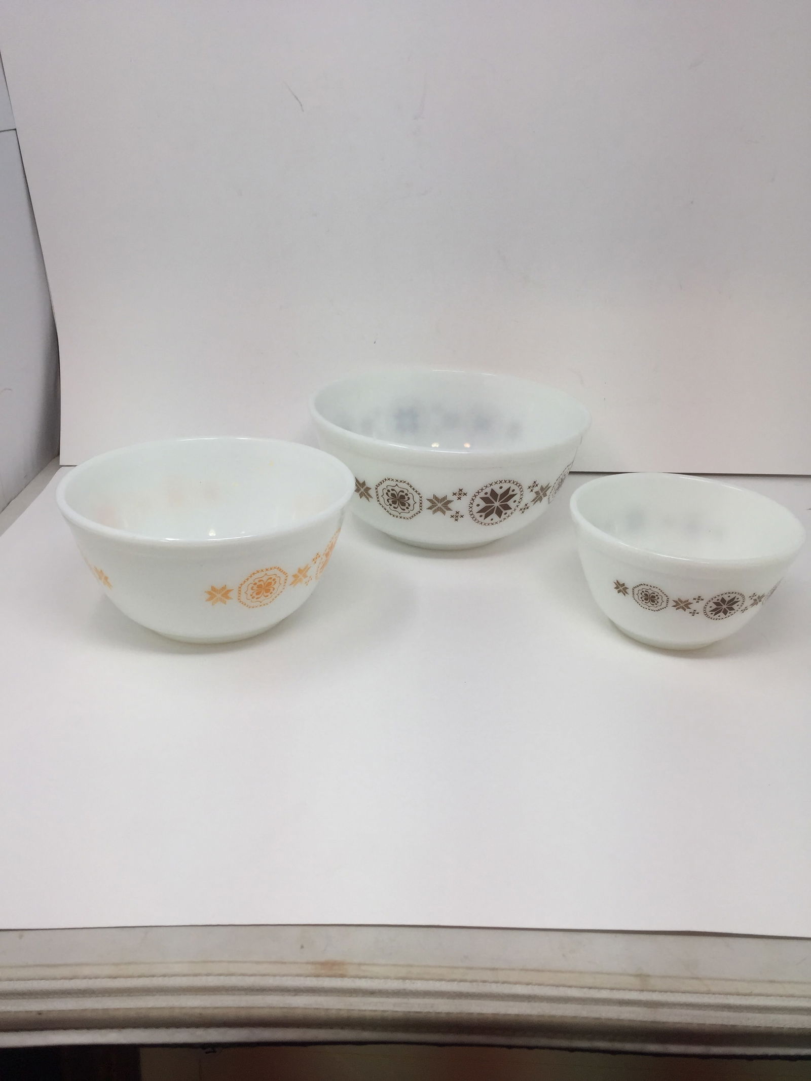 Nest of Pyrex Snowflake Bowls (1 of 5)