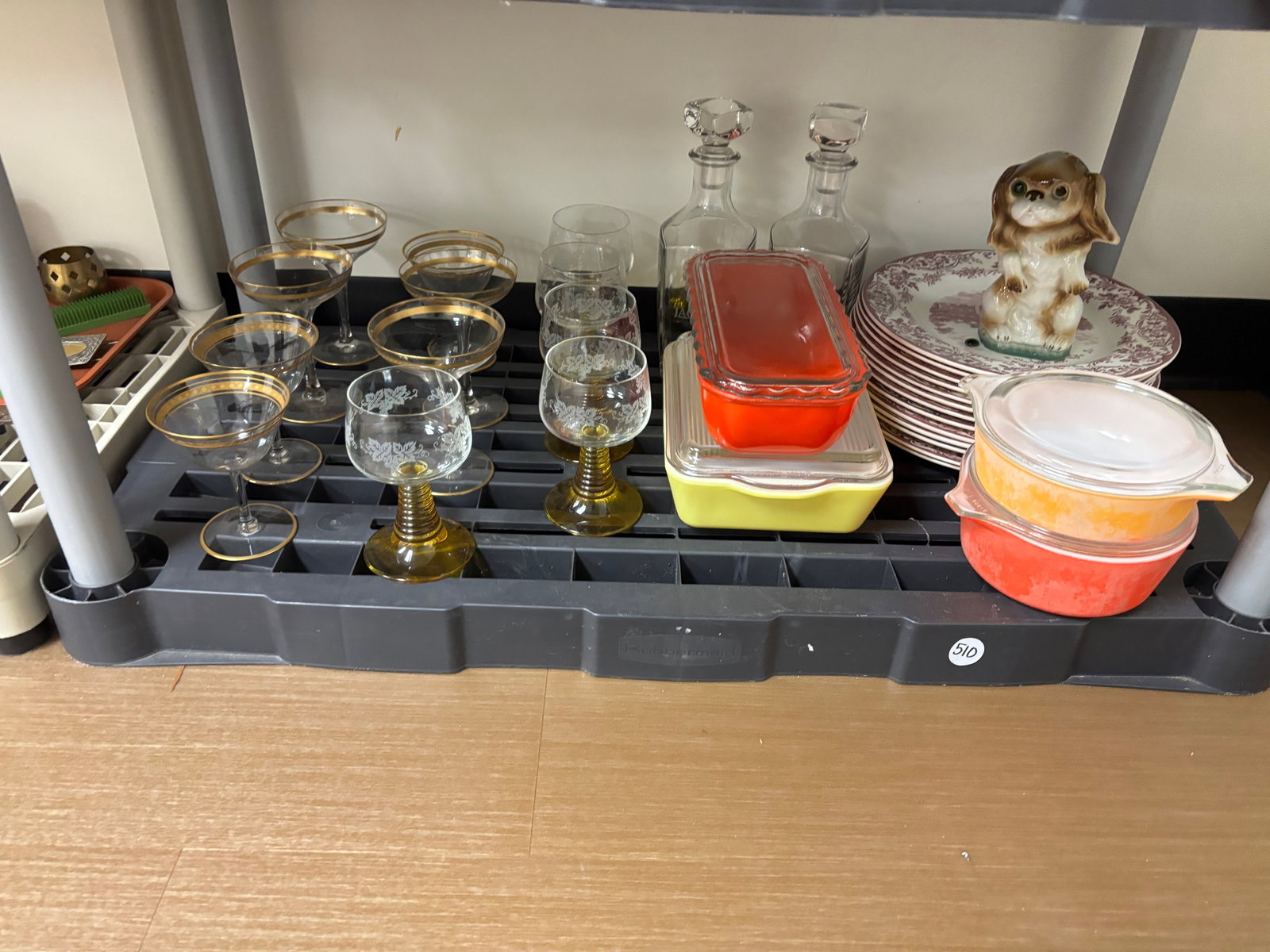 Mixed Lot: Includes Pyrex, Wedgwood plates and glassware.
