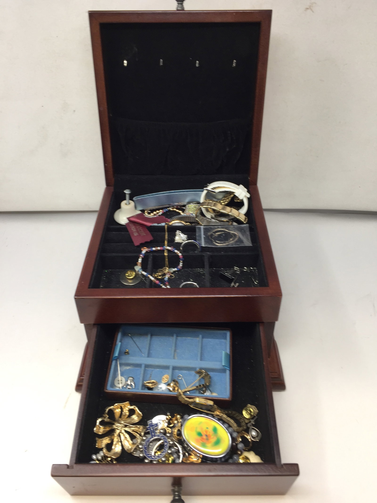 Mixed Costume Jewelry Lot: Includes ladies wristwatches, rings, bracelets, pins and more.