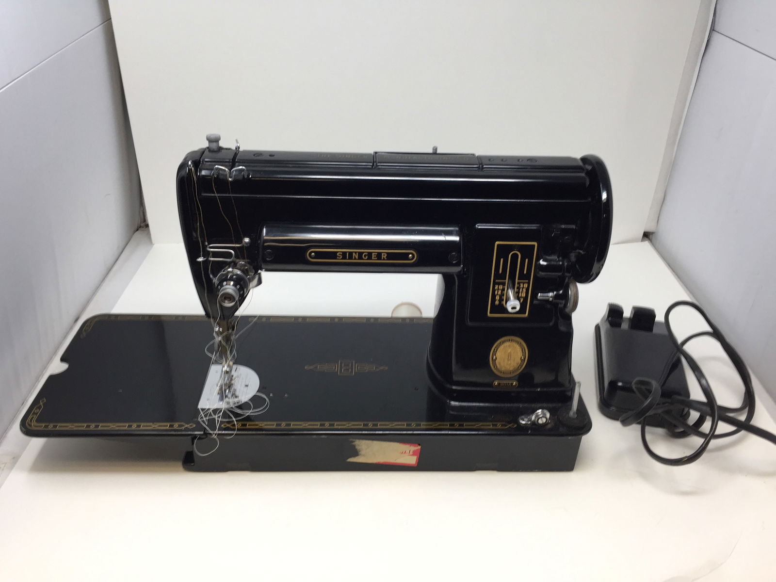 Singer Featherweight Sewing Machine (1 of 9)