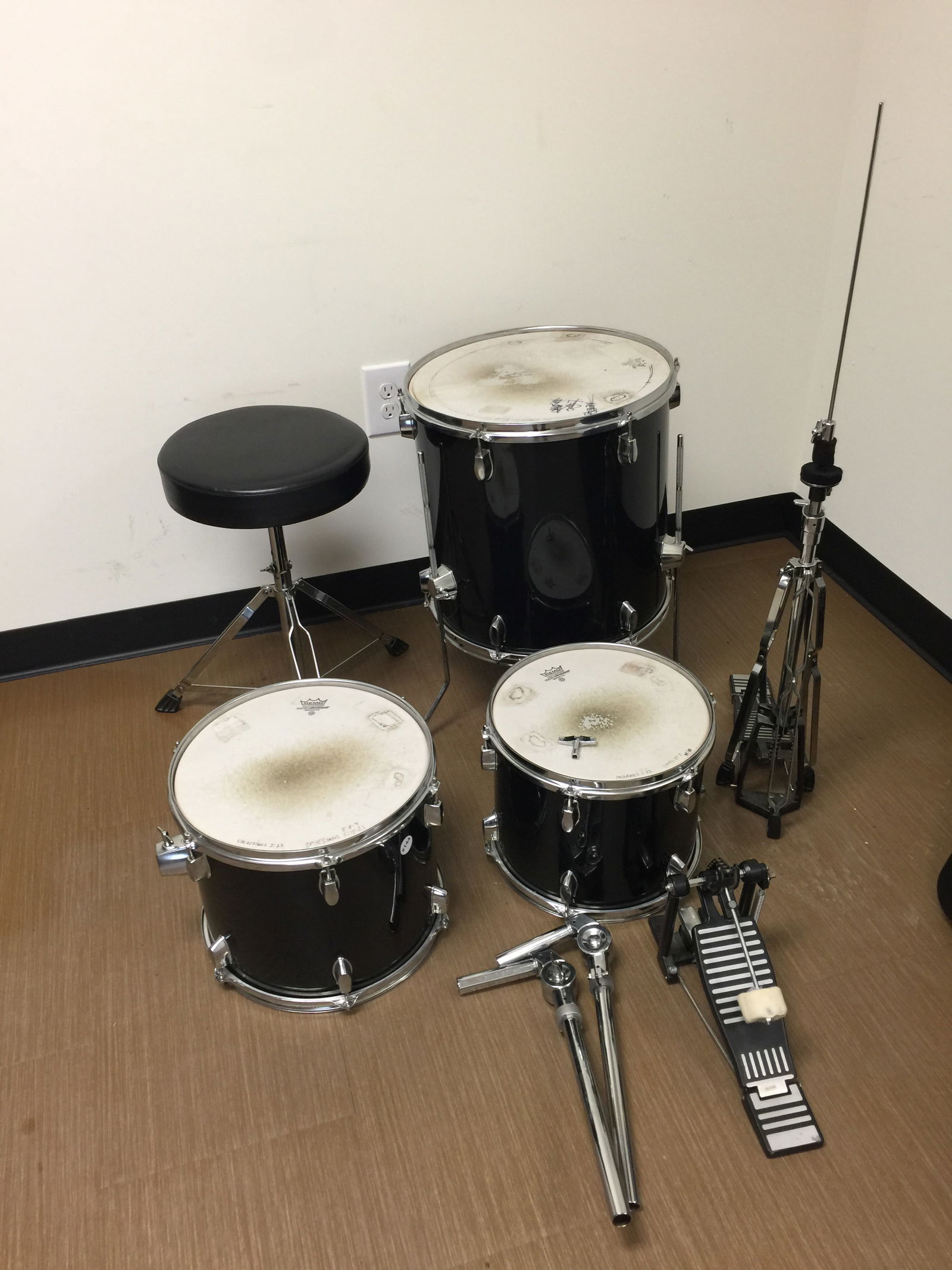 (3) Piece Rockwood Drum Set: includes 3 drums and stool and stands