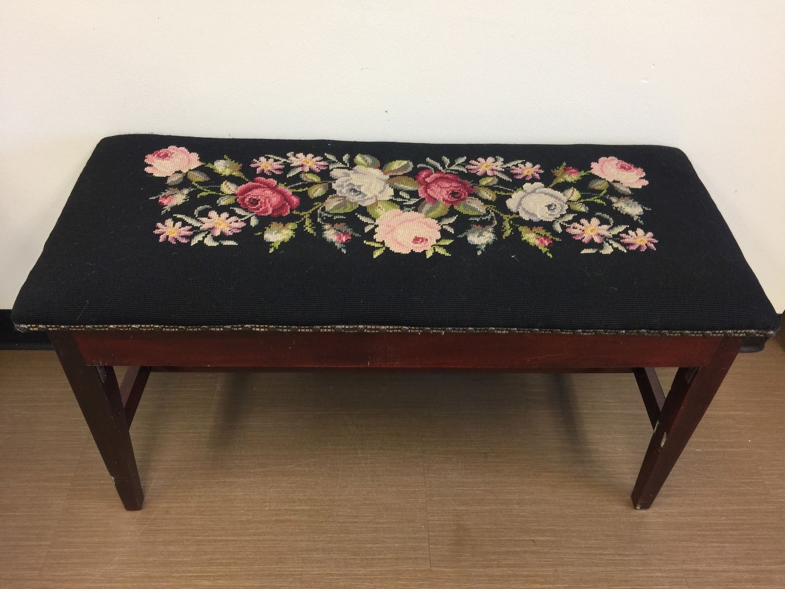 Piano Bench w/Needlepoint Seat: Has mahogany base w/lift lid.